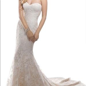 Maggie sotterro chesney wedding dress